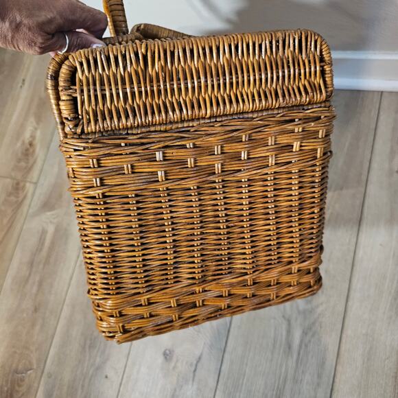Vintage Wicker Picnic Basket - Picture 3 of 8
